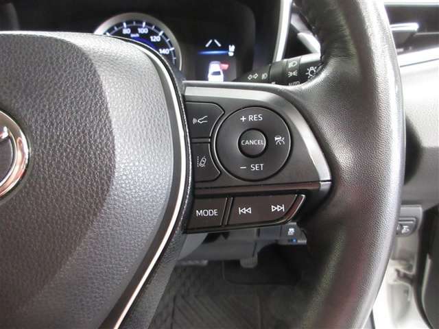 高速走行時にアクセルを踏まずに一定速度を保ち走行出来ます。燃費の向上にもつながりますよ！