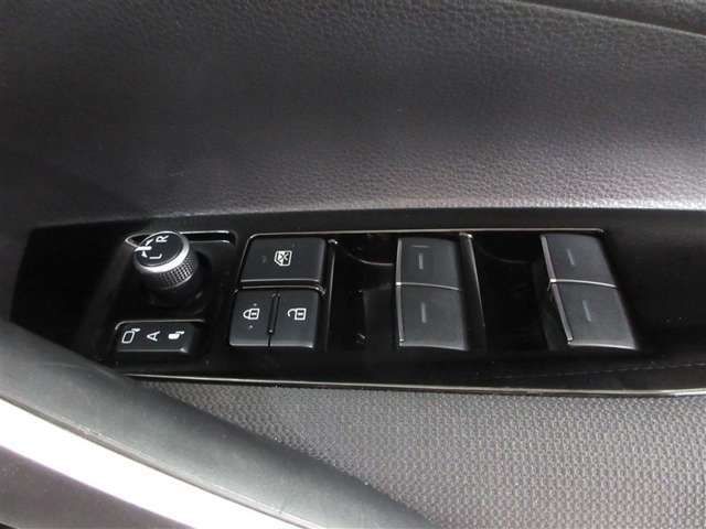 ドアロック・アンロックと連動してドアミラーが自動で格納・復帰するのでドアミラーを見ればドアロックの　　状態が確認できます