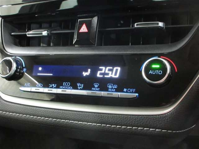 使いやすい位置に配置されたエアコンスイッチパネル。オートエアコンでいつも車内は適切な温度に保たれます。