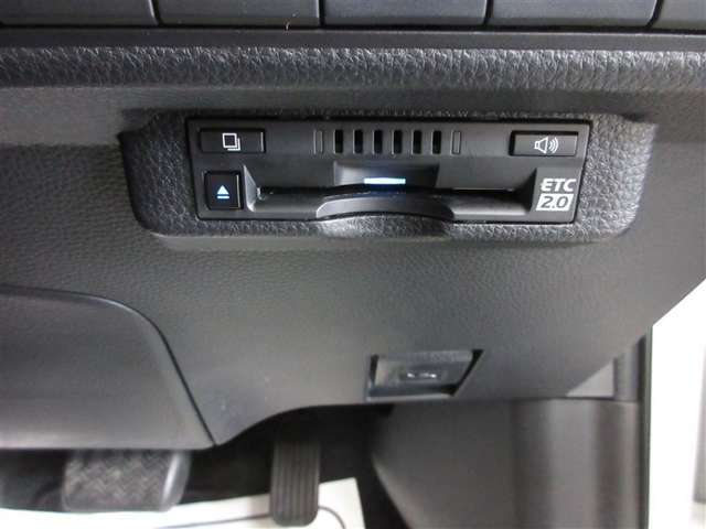 ビルトインタイプのETCで車内の収まりもスッキリ！　高速を使う方は必須のオプションですね！