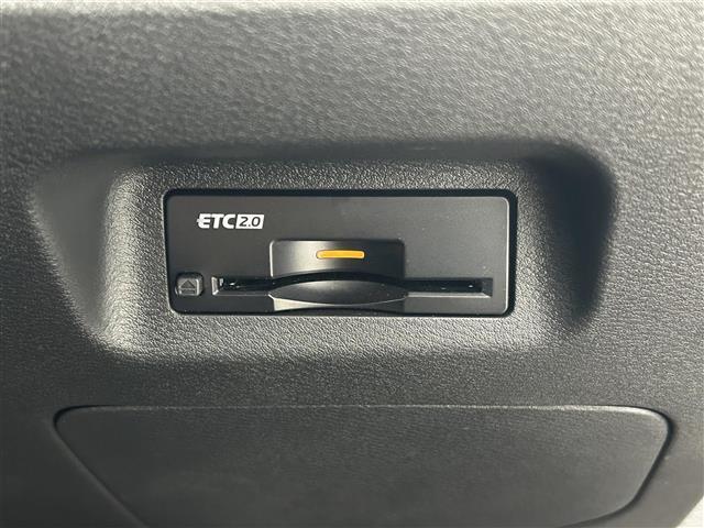 【ETC】有料道路を利用する際に料金所で停止することなく通過できる、ETC車載器（ノンストップ自動料金収受システム機器）が装備されています。セットアップを行うことで利用可能になります。