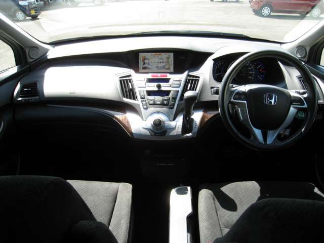内装は入庫時に清潔、綺麗にクリーニングされております。納車前にも再清掃を施しての納車となります。