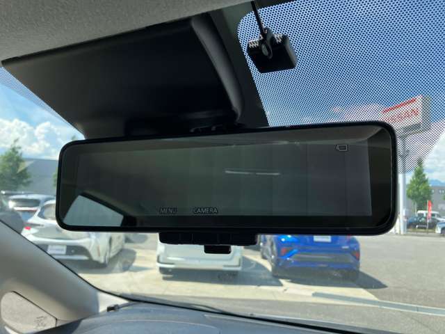 スマートルームミラーは車両後方の状況を映像で映し出します！後席に人が乗っていたり、荷物を積んでいる時にも安心です！