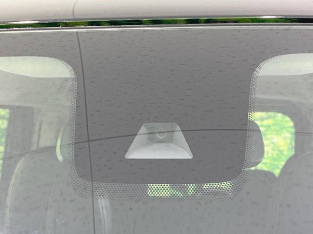 【三菱e-Assist】走行中に前方の車両等を認識し、衝突しそうな時は警報とブレーキで衝突回避と被害軽減をアシスト。より安全にドライブをお楽しみいただけます。