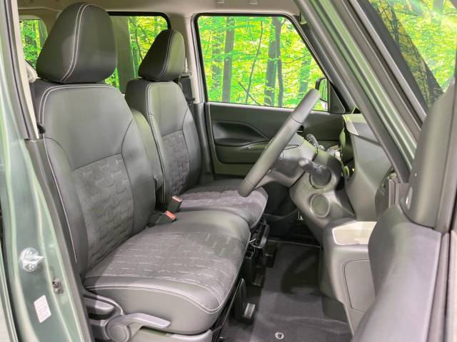 運転席まわりには十分なスペースがあり、大柄な方でもゆったり運転していただける環境です。