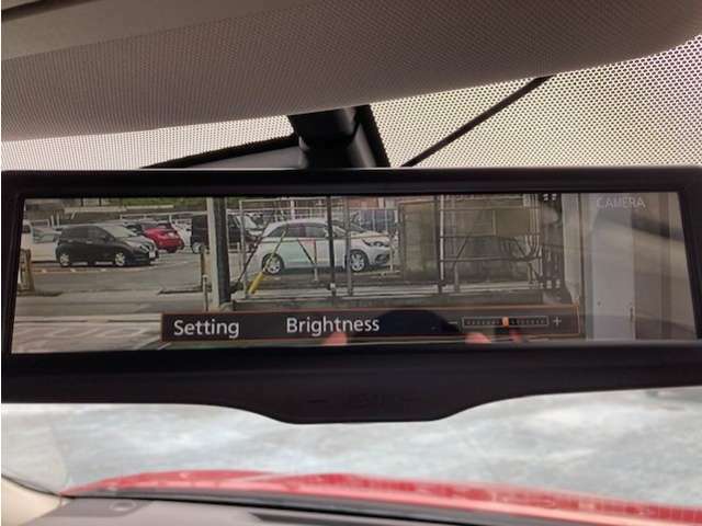 インテリジェント ルームミラー　車両後方に装着した高解像度カメラの映像をミラー面に映し出すので、車内の状況、天候等に影響されずクリアな後方視界を確保出来ます。※スイッチにて通常のミラーへ切替が出来ます