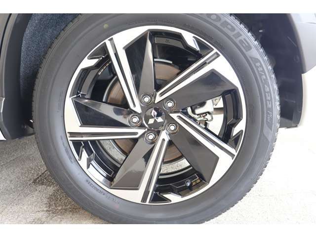 ボディデザインにマッチした純正アルミホイール。お洒落は足元から♪