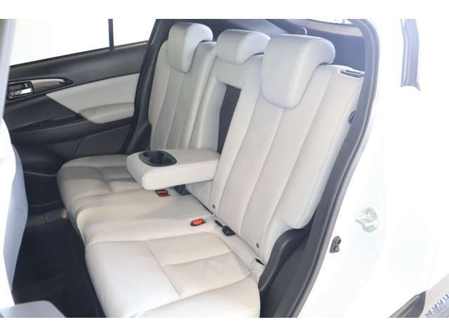 セカンドシートにもゆとりのスペースを確保☆センターアームレストでさらにリラックス！