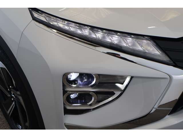 暗い夜道も明るく照らす『LEDヘッドランプ＆ビルトインLEDフォグランプ』☆夜のドライブも視界は良好で安全運転の強いミカタです！