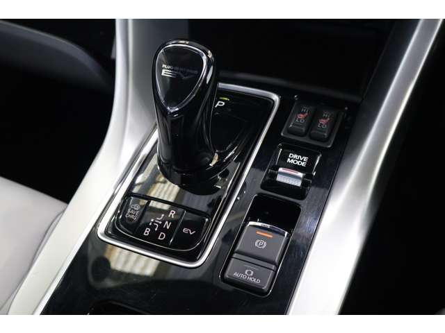 指先で楽々操作のスティックタイプシフトレバー・電動パーキングブレーキを採用してます。ブレーキオートホールドスイッチ付☆