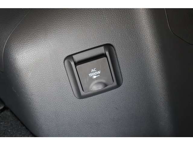 AC100Vのコンセントを装備。最大1500Wまで電力を取り出せますので、アウトドアでのご使用はもちろん、災害時等の緊急事態の備えにもお役立ていただけます☆