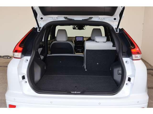 リヤシートを分割して倒せますので、工夫次第で色々な荷物が積めます。