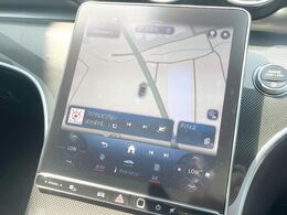 ●純正ナビ:一体感のあるナビは、高級感ある車内を演出してくれます。オーディオ機能も充実しておりますので、運転もより楽しめます♪