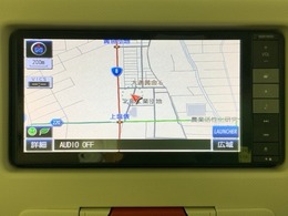 ダッシュボードに自然に溶け込むようにデザインされた純正メモリーナビゲーション。