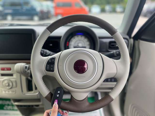 スマートキー標準装備です。車に近づいてリクエストスイッチを押せばドアの開閉ができます。更にエンジンの始動もカギを挿さずに出来ます。防犯面でも安心に繋がります。