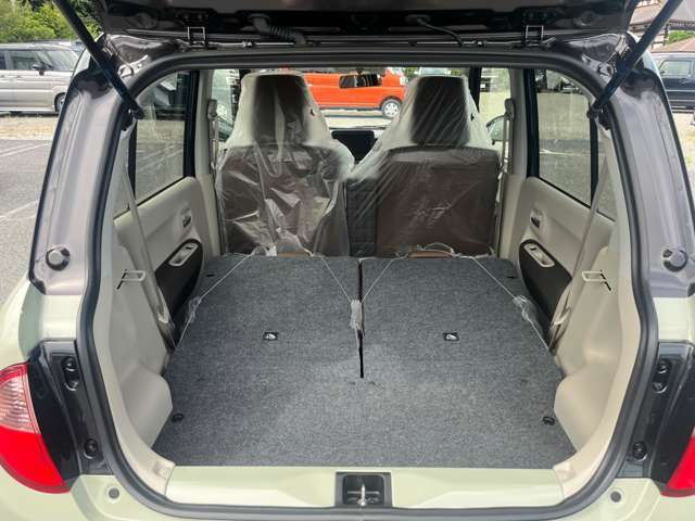 ☆フラットシート☆後部座席を倒すとフラットになる為、たくさんのお荷物や大きなお荷物を積むときに便利です！
