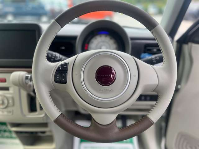 ☆ステアリングホイール☆手にしっくりくる握り心地で滑りにくく運転も快適です！