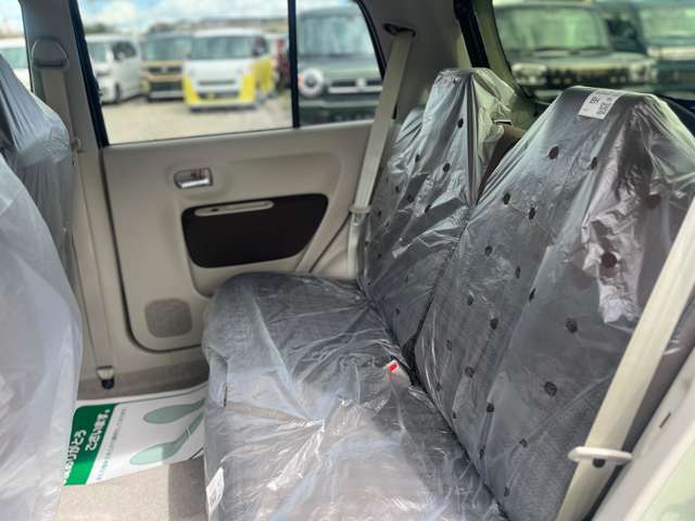 リアシートは分割式になります。ワンタッチでフラットにも出来ますのでお荷物が多い時等はフルフラットにして積む事も可能です。