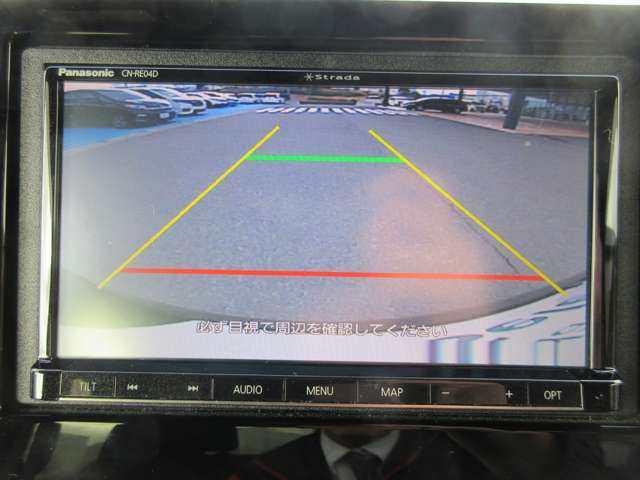 リバースギア連動のバックカメラが付いています。画面に鮮やかに写りますので夜間や雨の日も安心してバックできますね。人気装備の一つです。