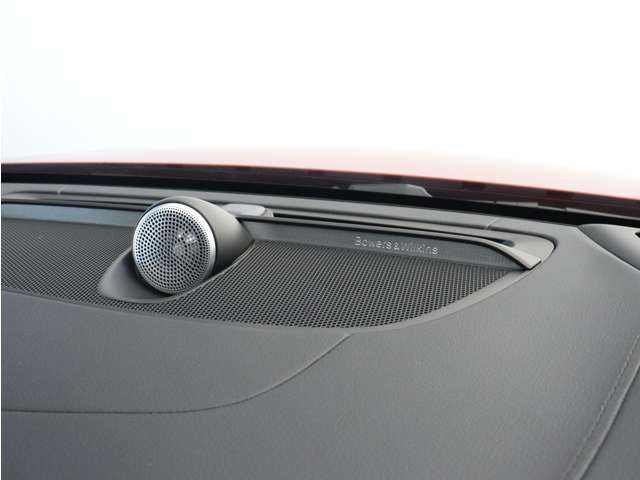 【Bowers＆Wilkins】世界のオーディオファン垂涎のプレミアムサウンドシステムを搭載。コンサートホールのベストポジションに相当する音場空間を忠実に再現。乗る人すべてに驚きの音響体験を提供します