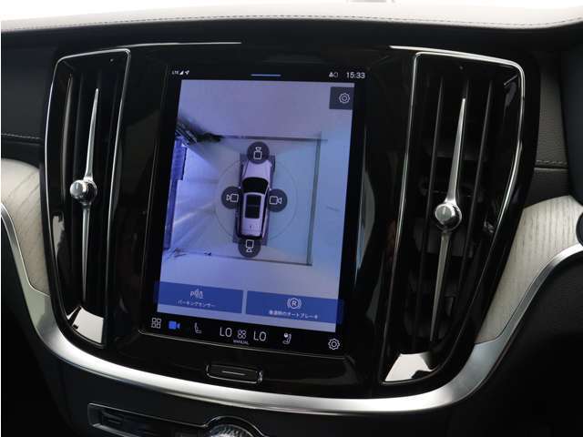 リアカメラによる後方の確認だけでなく、真上から見下ろすバードアイ映像を映し出す360度ビューカメラで、自車周辺の詳細な状況を確認できます。見通しが悪く狭い場所で車を取り回す際には心強い味方となります。