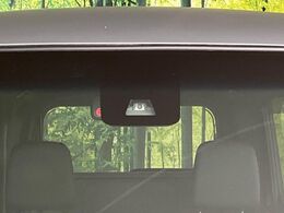 【トヨタセーフティセンス】走行中に前方の車両等を認識し、衝突しそうな時は警報とブレーキで衝突回避と被害軽減をアシスト。より安全にドライブをお楽しみいただけます。