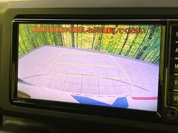 【バックカメラ】駐車時に後方がリアルタイム映像で確認できます。大型商業施設や立体駐車場での駐車時や、夜間のバック時に大活躍！運転スキルに関わらず、今や必須となった装備のひとつです！
