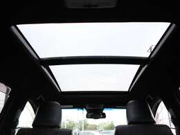 サンルーフを装備☆車内の換気にとても便利で採光性にも優れていますしなにより開放感と高級感がありますね☆後付けできない装備ですのでぜひ装着車をお勧めいたします☆