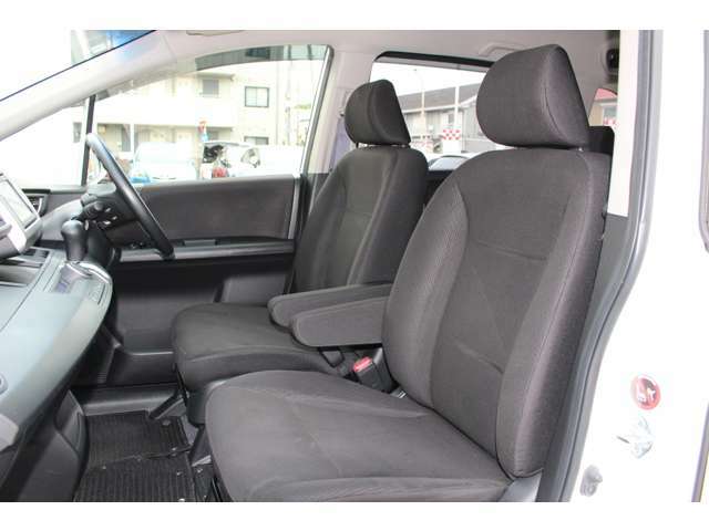 上質感のある素材のシート表皮、大型で心地よいホールド性とクッション性を備えたフロントシートを採用しています。