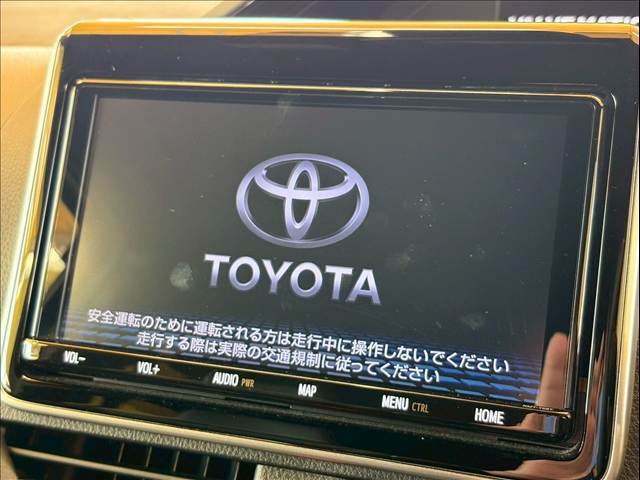 【純正コネクトSD9型ナビ】フルセグテレビやブルートゥース接続、DVD再生やスマートフォン連携（アップルカープレイ）など多彩な機能を併せ持っており、インパネ周りがすっきりしてますね！