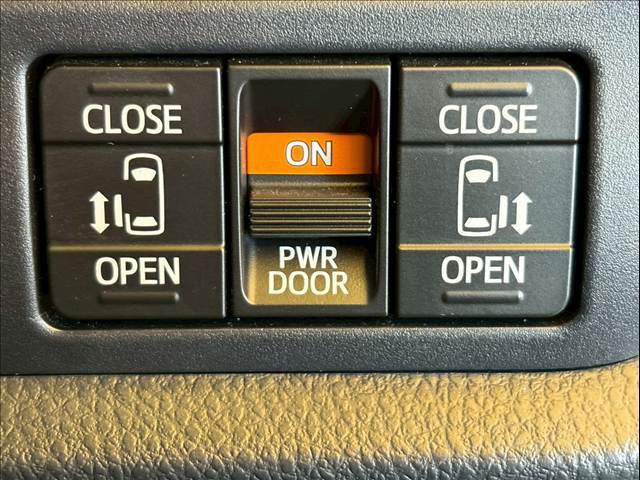 【両側電動スライドドア】運転席よりボタンひとつで開閉可能なスライドドアです。雨の日のお迎えなどに役立ちますね。