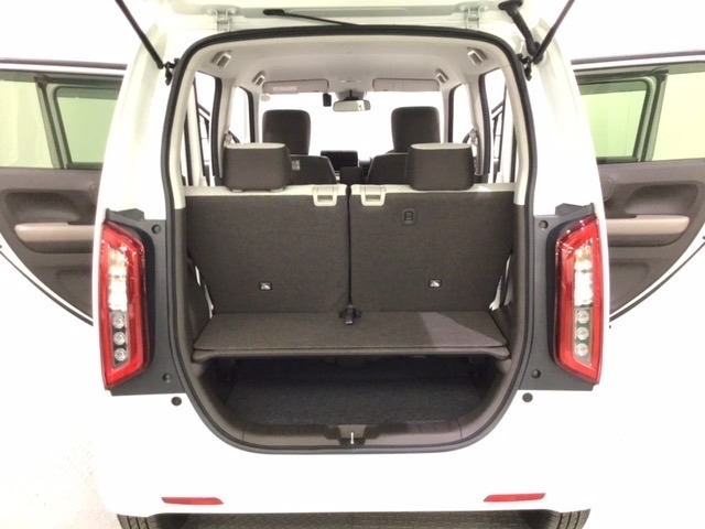 トランクの床は底が深くボードで仕切りを入れた2段式になっています。リアシートが前にスライドしてもボードが伸びるので上部の収納スペースが広がります。