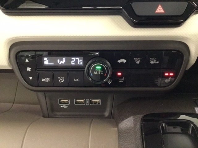 エアコン操作パネル内のシートヒータースイッチは前席の左右別々にHiとLoの2段階で温度設定ができます。スイッチの近くにスマートフォンなどが置けるトレーと、充電可能なUSB端子が2個ついています。