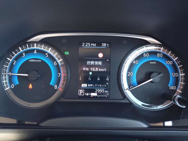 昼夜を問わず視認性に優れたファインビジョンメーター採用、各種の車両情報や航続可能距離・燃費情報なども表示する4.2インチ液晶ドライブアシストディスプレイ搭載です。