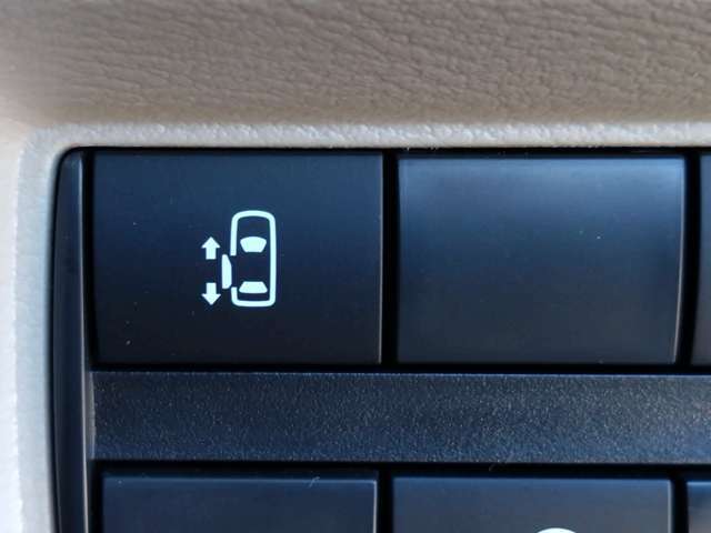 オートスライドドアは、運転席前にあるスイッチの操作でもオート開閉ができ、とても便利です。