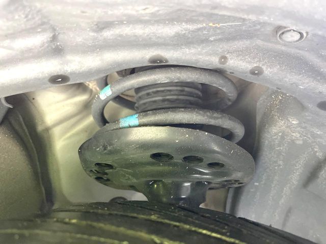 お車を安心してお乗りいただく為には、足回りの定期点検が欠かせません。サービスサポート（有償保証）では無料点検もご提供しており、安心のカーライフをお過ごしいただけるサポート体制が整っています。