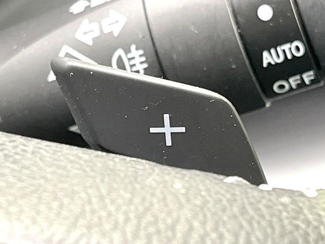 【パドルシフト】ハンドルから手を離さずに素早くシフトアップ＆ダウンができるので、エンジンブレーキを使う下り坂や高速道路の合流で加速したい場面で役立ちます。