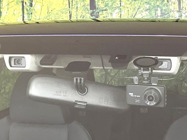 【アイサイトVer3】前方の車両等を検知し、衝突しそうな時は警報で注意を促し、ブレーキを踏む力をサポート。ブレーキを踏めなかった場合は衝突被害軽減ブレーキが作動、衝突回避をサポートします。