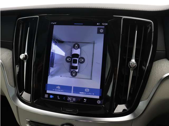 リアカメラによる後方の確認だけでなく、真上から見下ろすバードアイ映像を映し出す360度ビューカメラで、自車周辺の詳細な状況を確認できます。見通しが悪く狭い場所で車を取り回す際には心強い味方となります。