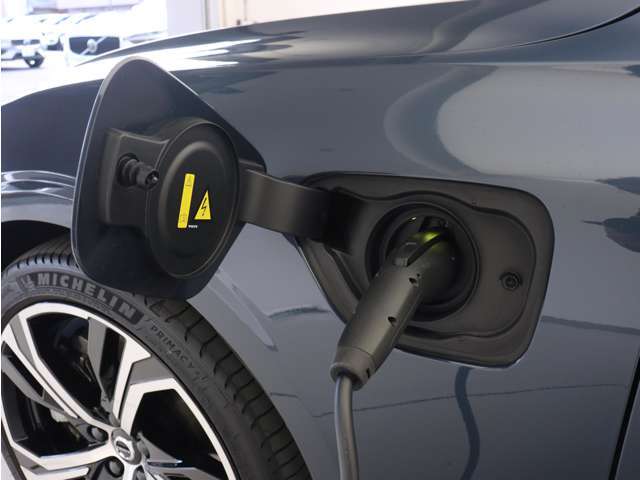 専用コードを接続するだけで簡単に充電が行えます。プラグインハイブリッドモデルRecharge T6 AWD PHEVは、走行中の充電のほか、自宅などに設置された充電機器からの充電が可能です。