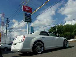 車でお越しの場合は、国道23号線の有松インターで下車して南に向かい2つ目の信号をこえて、すぐ右側にございます。カーセンサーの旗とダイハツのカンバンが目印です！