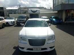 お気軽にお問い合わせください。外装、内装、機関共にとても状態の良い正規ディーラ車両になります。走行距離も、実走行30000キロの程度良好クライスラー300リミテッドのご紹介になります！