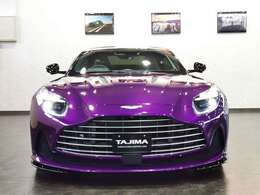DB12の流線形ヘッドライトとこのヴェンドグリルの組み合わせは印象に残るほどのカッコよさをを放っています。特徴的なデザインの中に洗練された紳士を感じさせるのも大きな魅力の一つです。