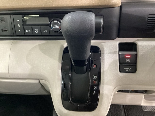 CVT車のセレクトレバーです。低速から高速まで、変速ショックのないスムーズな走りを実現するとともに、エンジン効率のよい領域を維持することで燃費にも貢献します。
