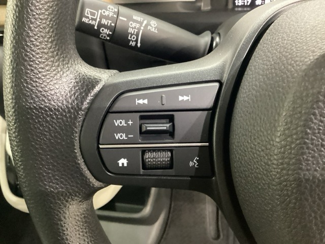 オーディオのチャンネル変更やボリュームなどの操作スイッチの他に、レフトセレクターホイールがついています。中央部を指先で上下に動かすことで、マルチインフォメーション・ディスプレイの各表示が確認できます。