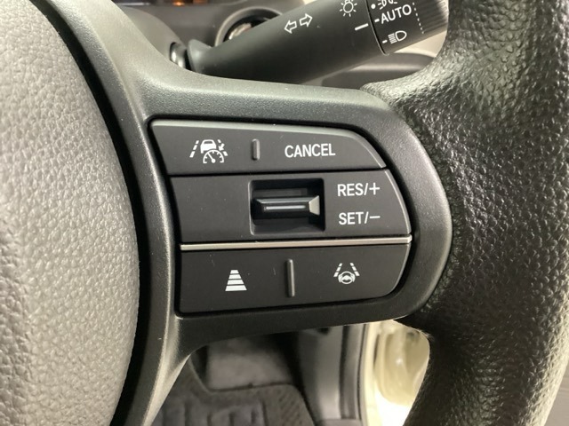 ハンドルにHondaセンシング系のクルーズコントロールやレーンキープアシストなどの操作スイッチが装備されています。ハンドルから手を離さず安全に操作できます。