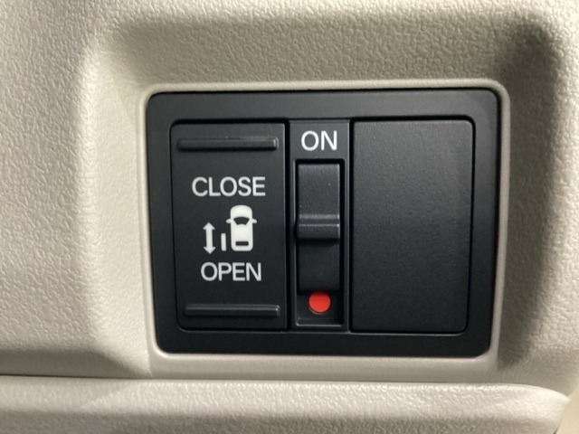 左側電動スライドドアは運転席からでも操作ができるように、ハンドル付近に開閉の操作スイッチが付いています。