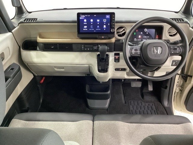 車内は光触媒抗菌消臭施工済です。スタイリッシュなデザインで暖かみのあるインパネ周りを演出します。グローブボックスやカップホルダーのほかにトレーなどたくさんの収納スペースが装備されています。