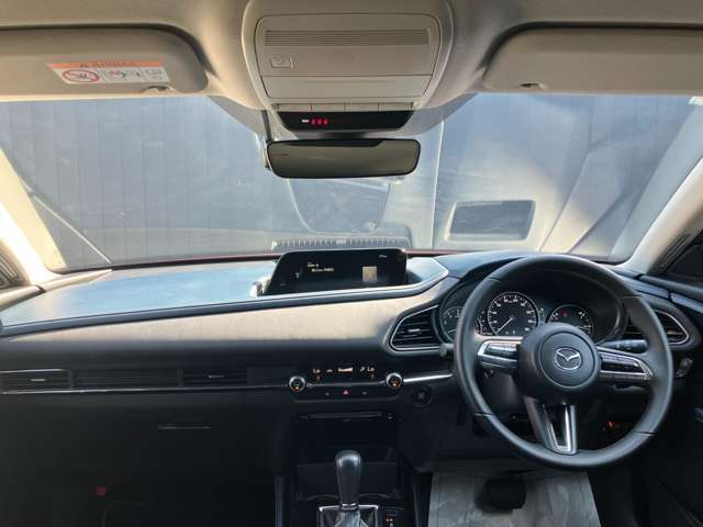 フロントピラーの位置を従来よりも後方にレイアウト。運転席からの視界の広がりを向上。車両の周囲の状況を、いち早く知ることで、安全に運行できます。