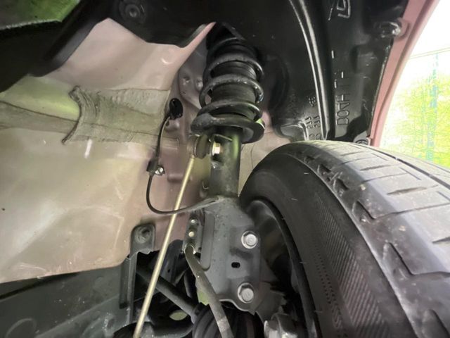 お車を安心してお乗りいただく為には、足回りの定期点検が欠かせません。サービスサポート（有償保証）では無料点検もご提供しており、安心のカーライフをお過ごしいただけるサポート体制が整っています。